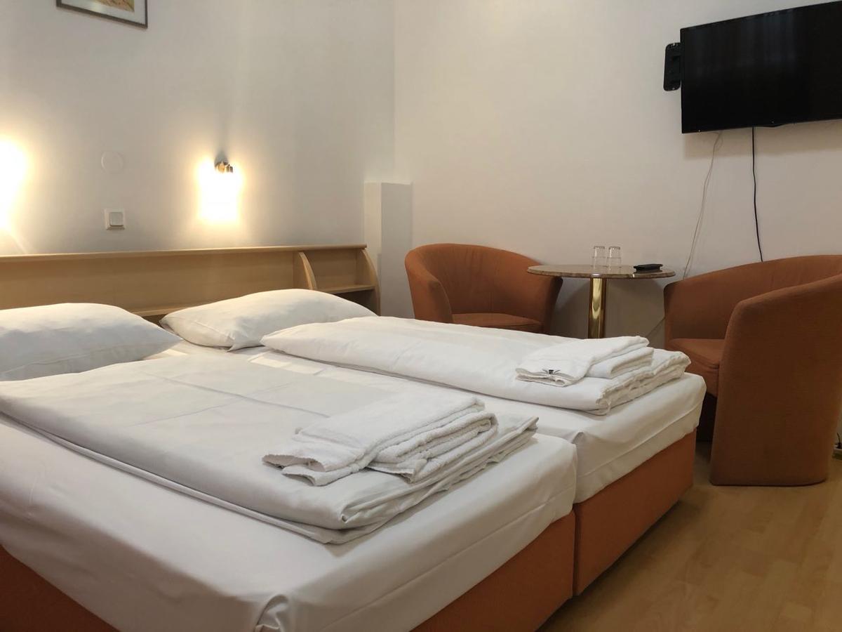 Double Room,549375168:JPEG
